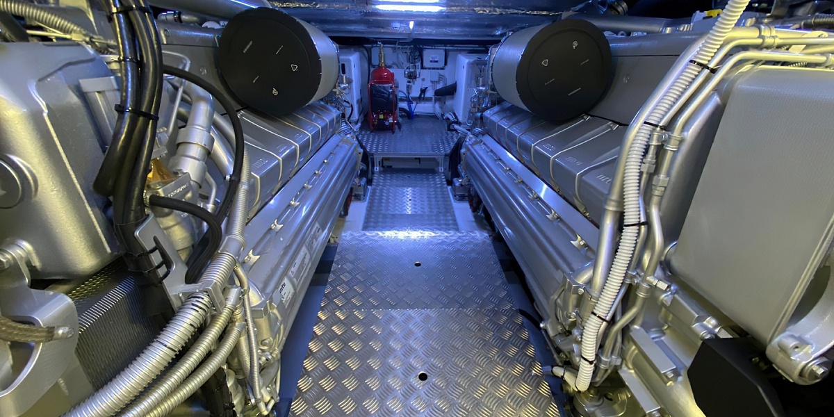 Продается моторная яхта PERSHING 8X 2022г.